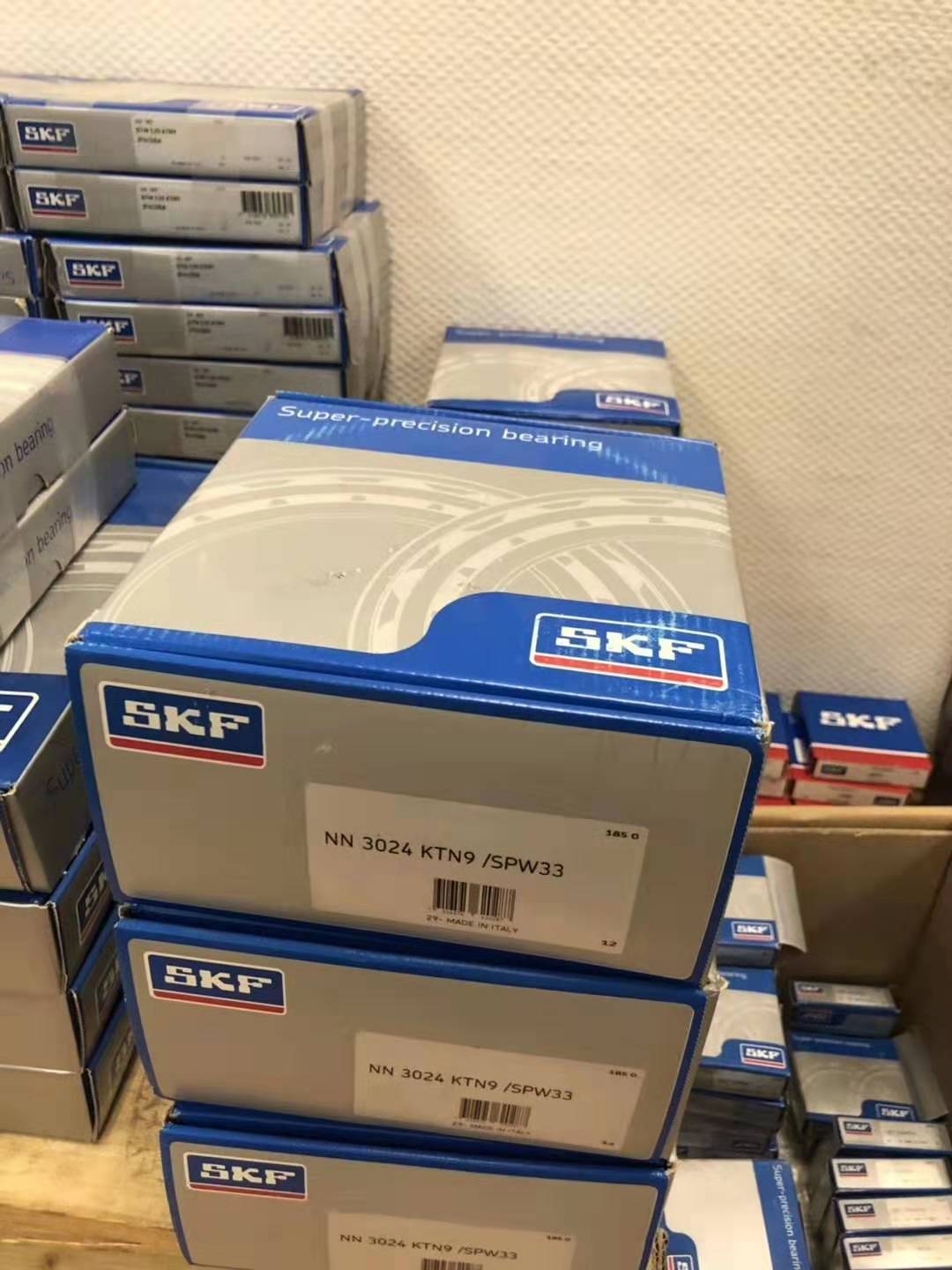 SKF  332300A